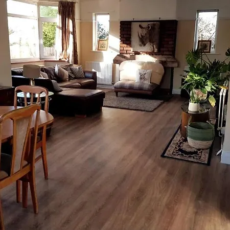 4 Bedroom Country *
