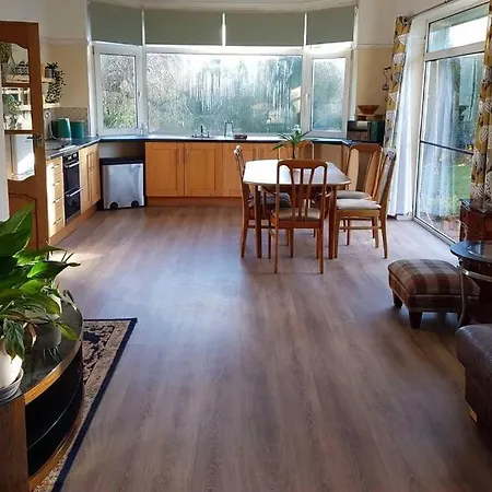 4 Bedroom Country * Бристоль