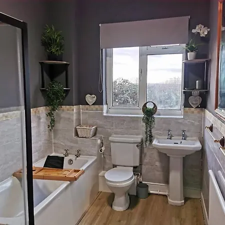 4 Bedroom Country Bristol