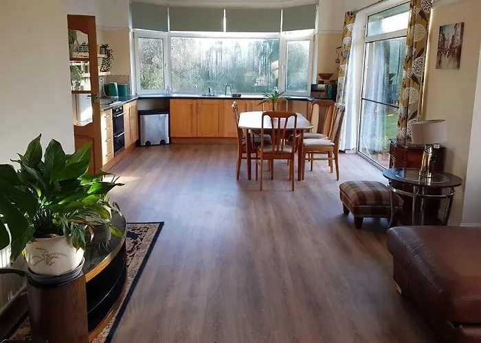 4 Bedroom Country * Bristol